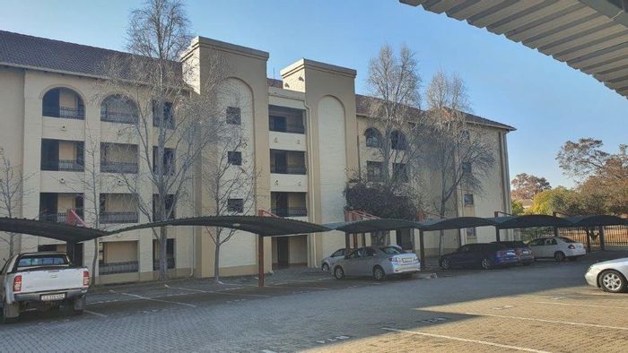 Brooklyn Flat For Sale: 2 beds, pool, secure parking, rental contract in place.