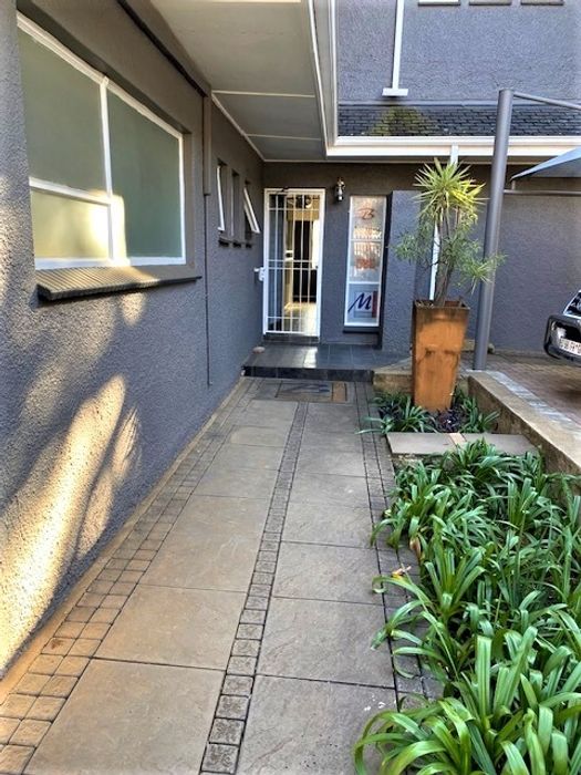 Menlo Park Office For Sale: Spacious layout, boardroom, ample parking, transport access.