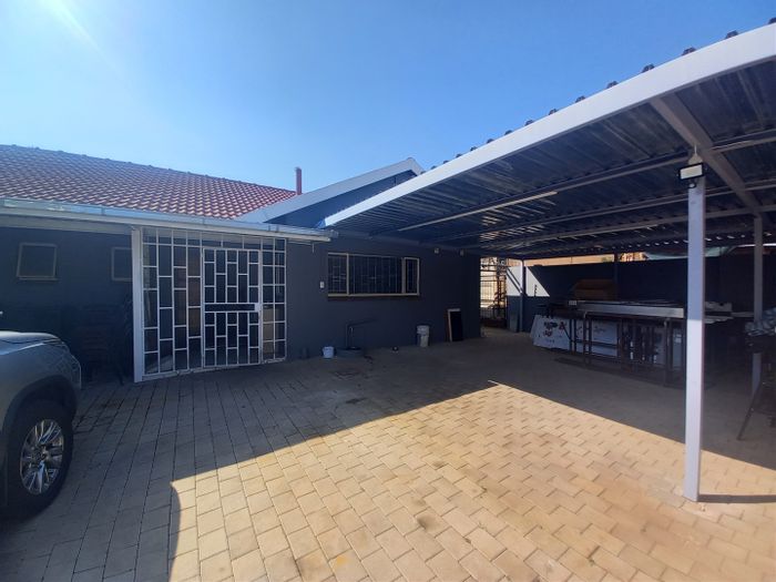 Garsfontein House For Sale: 4 beds, flatlet, large store room, ample parking.