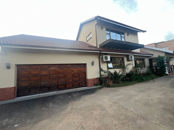 For Sale: House in Dunveria with 3 bedrooms, heated floors, and pet-friendly yard.