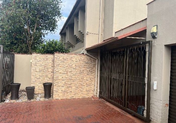 House For Sale in Pietermaritzburg Central: 4 beds, security, air conditioning, parking.