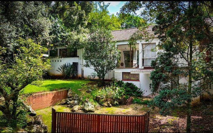 For Sale: Spacious 4-bedroom house in Boughton with pool and garden cottage.