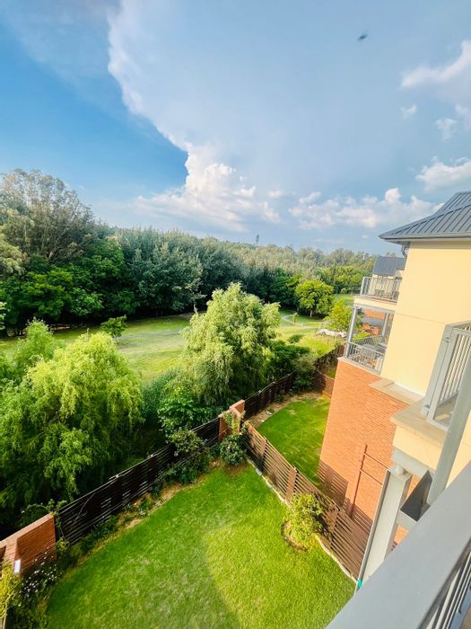 Kyalami Hills Apartment To Rent: 2 beds, gym, pool, appliances included, great views.