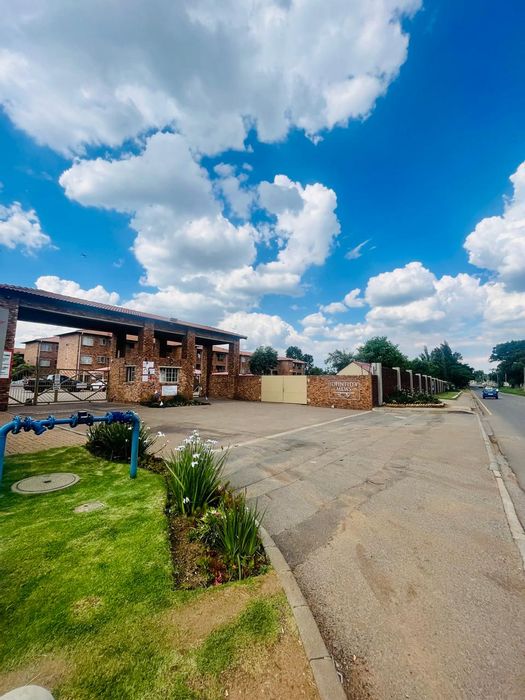 Hughes Apartment For Sale: 2-bed, secure complex, parking, near East Rand Mall.