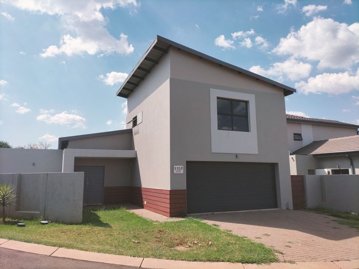 Raslouw House For Sale: 3 bedrooms, private yard, double garage, lifestyle estate.