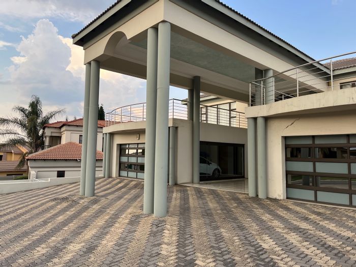 Spacious Bankenveld house for sale: 5 bedrooms, pool, gym, and entertainment area.