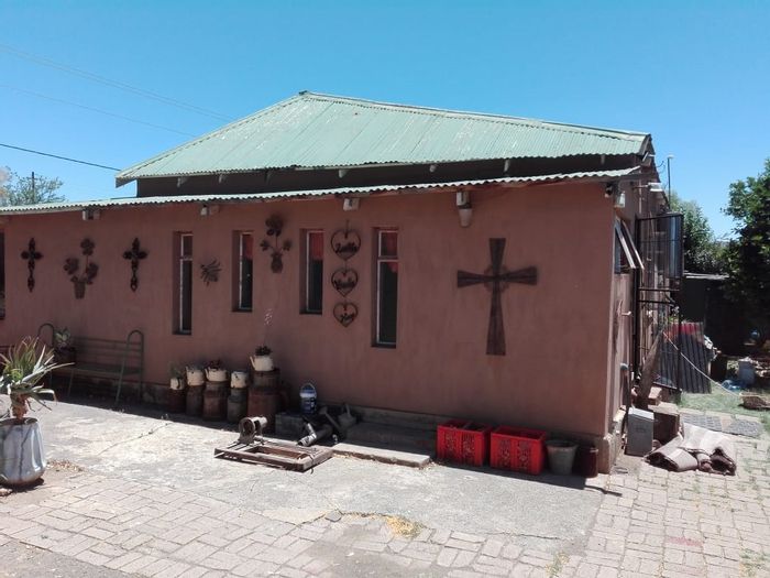 For Sale: House in Swartruggens Central with 4 beds, large garden, and parking.