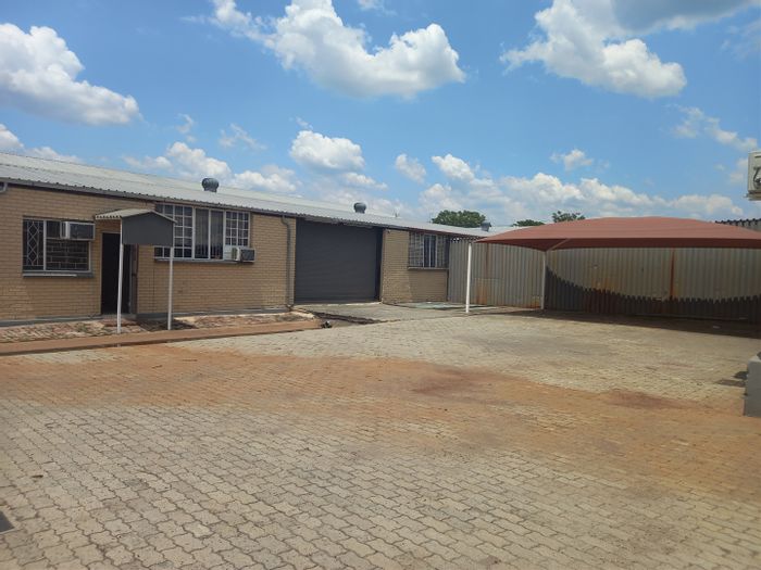 Industrial unit to rent in Oos Einde with carport and courtyard access.