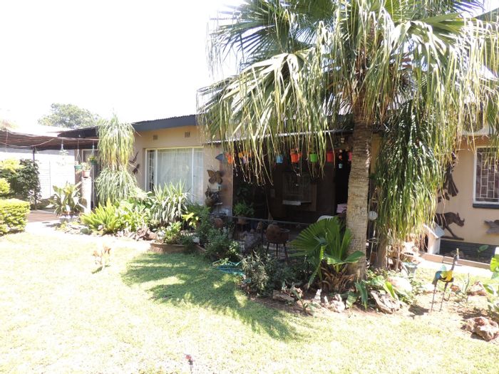 Oos Einde House For Sale: Income potential with multiple dwellings and large stand.