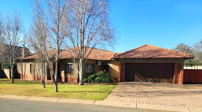 For Sale: House in Pebble Rock Golf Village with pool, braai area, and golf access.
