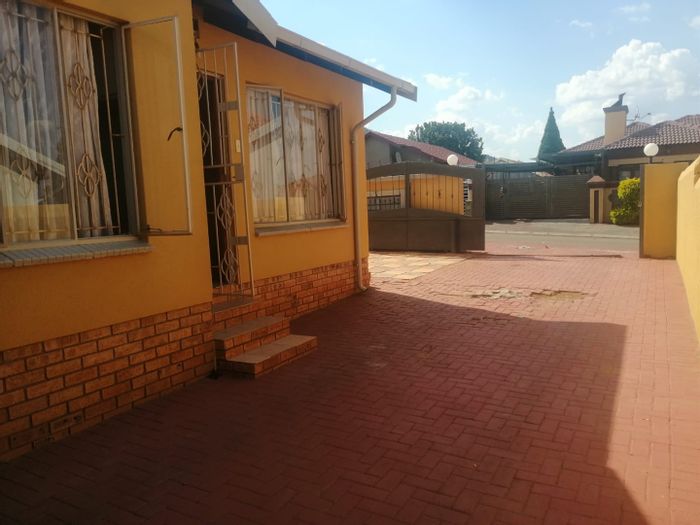 3-bedroom house in Tlhabane West with built-in cupboards and Jojo tank. To Rent.