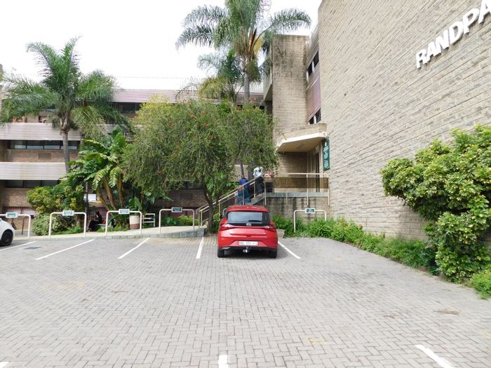 Ferndale Office To Rent: 248 m², air-conditioned, fibre, parking, and server room.