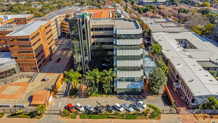 To Rent: Exclusive 1,174 m² Office in Ferndale with security, parking, and fiber.