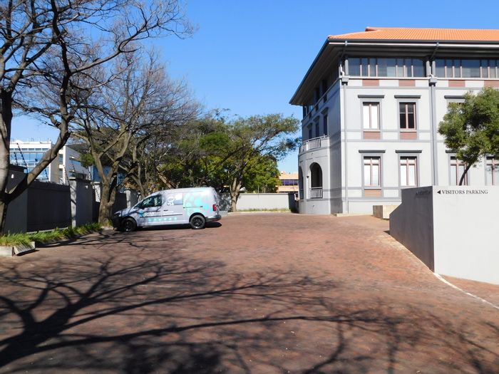 Ferndale Office To Rent: 400m² workspace, security, parking, and fiber connectivity.