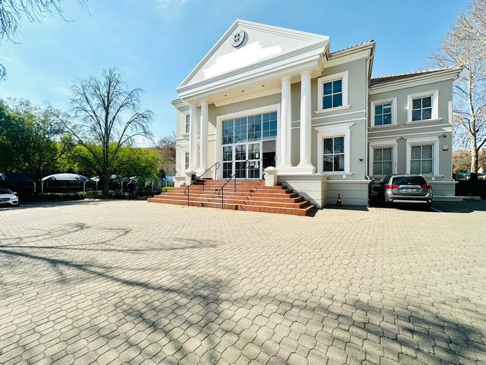 Versatile 200m² office in Bruma with flexible layout and 24-hour security. To Rent.