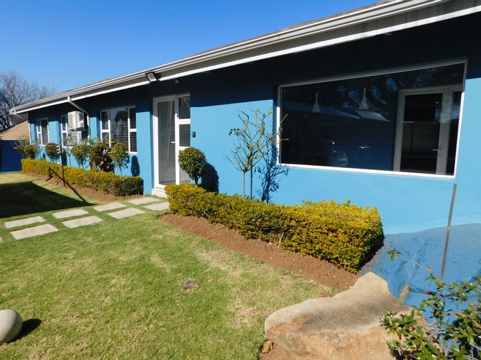 Blairgowrie Office To Rent: Spacious layout, parking, solar, and fibre connectivity.