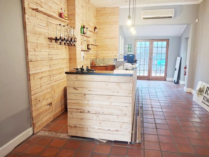 Newton Park Office To Rent: 3 offices, reception, kitchenette, parking available.