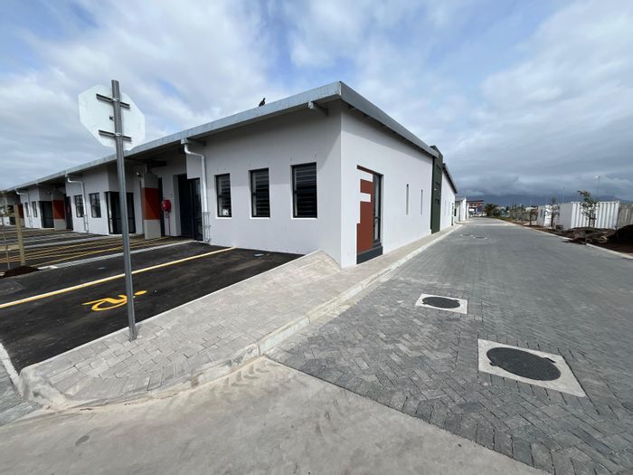 Industrial warehouse in Montague Gardens, 159m2, secure parking, flexible layout. To Rent.