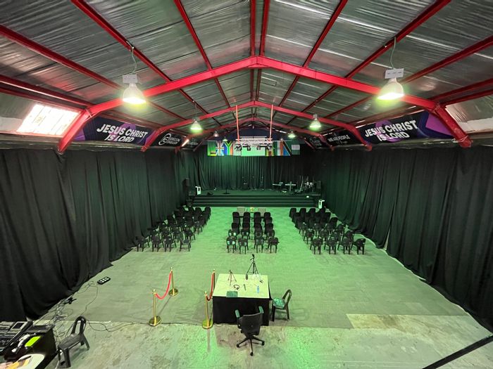 Industrial unit to rent in Montague Gardens with 365m2 space and secure access.