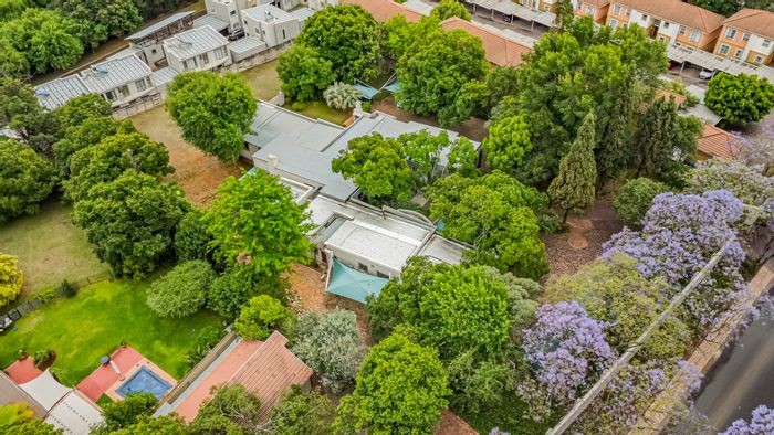 Ferndale Office For Sale: 650 m² space, parking, generator, and borehole.