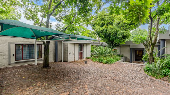 Ferndale Office To Rent: 650 m², parking, generator, flexible layout, and amenities.