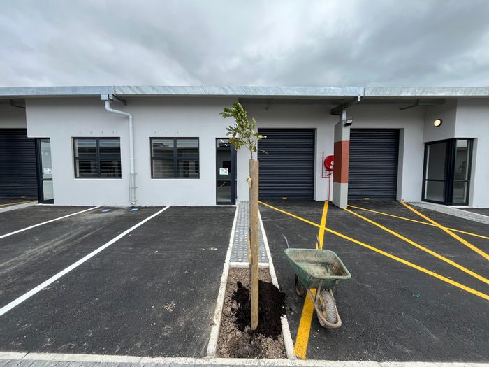 Industrial unit to rent in Montague Gardens: 121m², secure park, easy access.