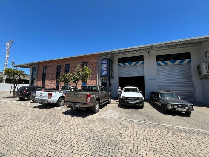 Industrial unit to rent in Maitland: 176m2, mezzanine office, excellent access.