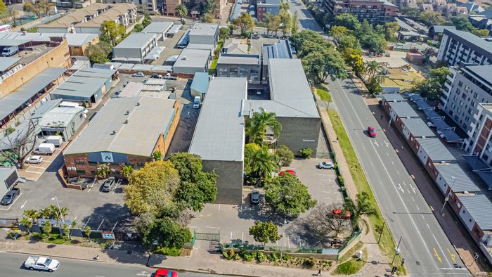 Office To Rent in Ferndale: 1,048 m² with flexible layout, parking, and fibre.