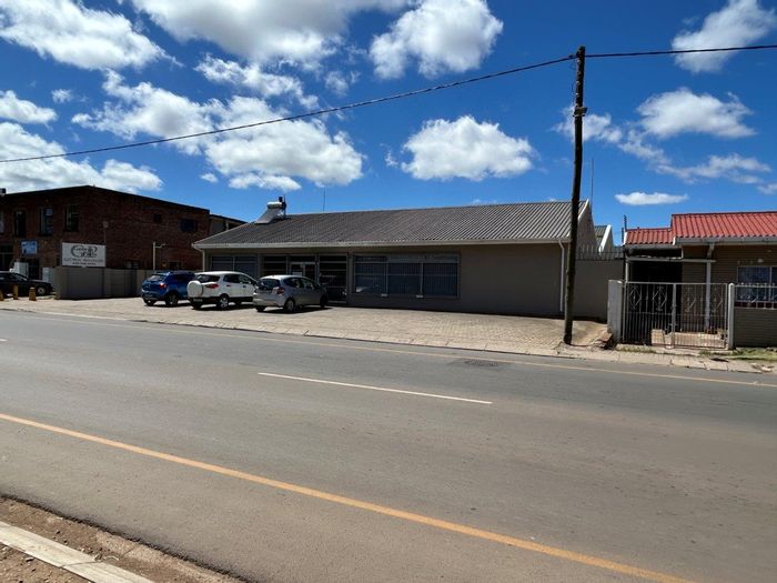 Versatile commercial property in Humansdorp Central with three buildings, secure parking. For Sale.