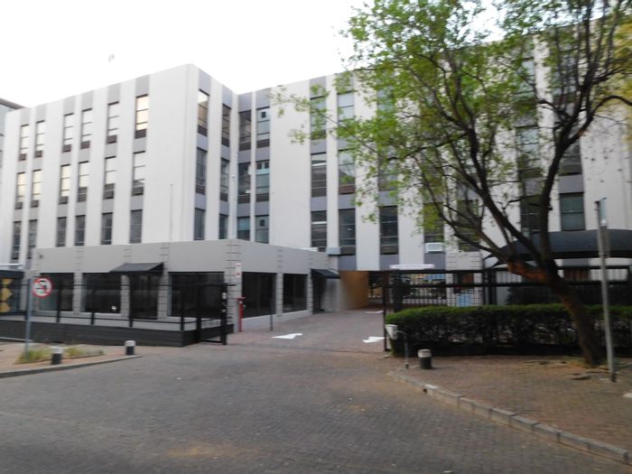 Rosebank Office To Rent: 2001 m², flexible layout, 24/7 security, incentives available.