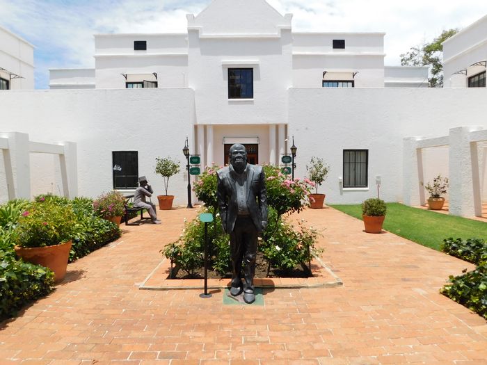 For Sale: 400 m² Office in Ferndale with security, kitchen, and fibre connectivity.