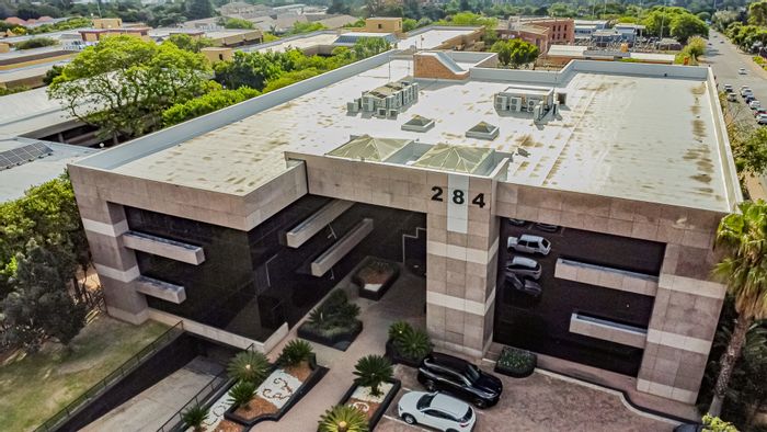 Ferndale Office To Rent: 242 m², security, parking, fibre, and garden access.