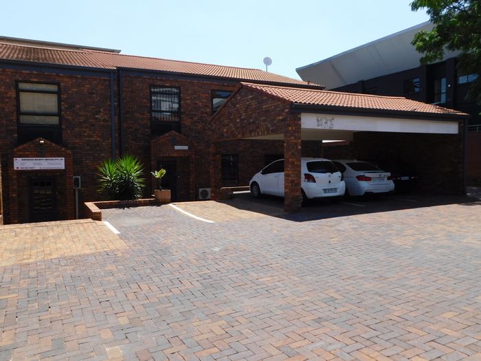 To Rent: Versatile 300m² Office in Ferndale with Private Amenities and Parking.