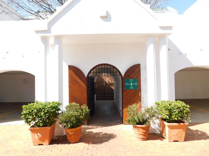 Ferndale Office To Rent: 200 m² suite, private kitchen, generator, excellent security.