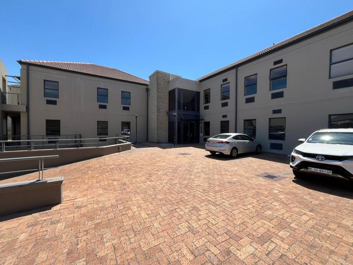 Prime Century City office to rent: 505m², meeting rooms, outdoor yard, parking.