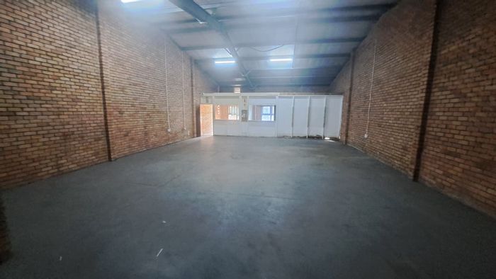 61 m² Industrial Workshop to Rent in Alton with reception, kitchen, and roller access.