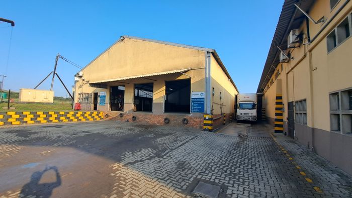 438 m2 Industrial Unit To Rent in Hillview with loading docks and security features.