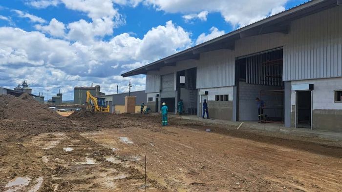 Solar-Powered 300 m2 Industrial Workshop/Warehouse To Rent in Hillview.