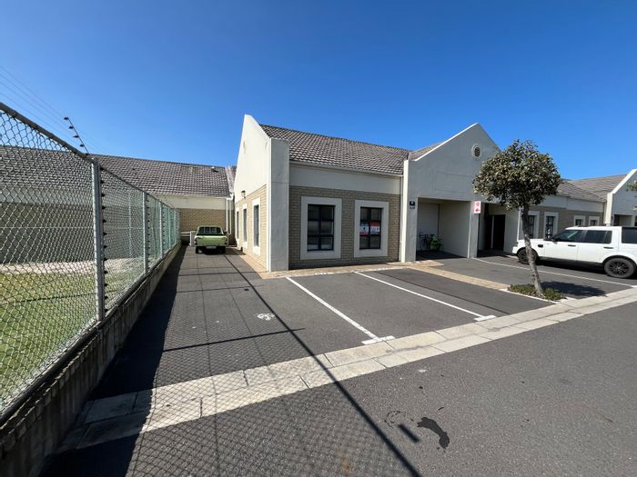 Industrial unit to rent in Montague Gardens with parking, security, and versatile layout.