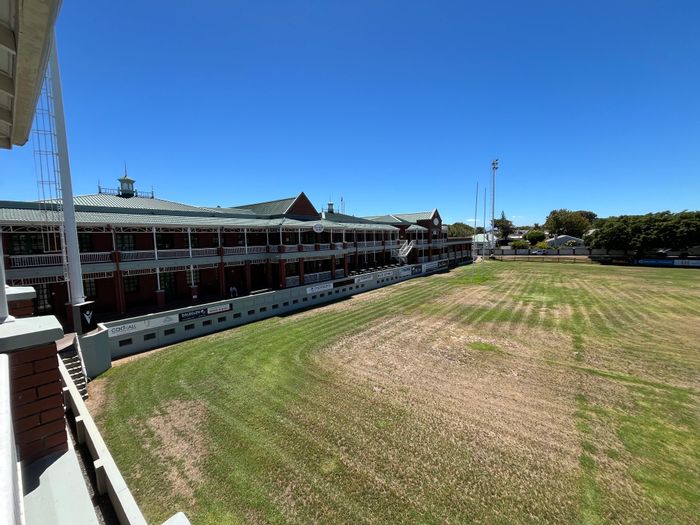 Claremont Office To Rent: 232m², communal kitchen, balcony, serene environment.