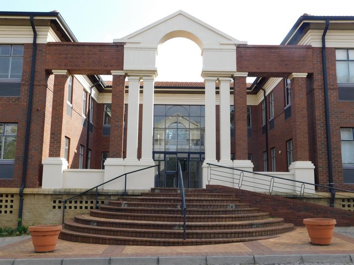 Bryanston Office To Rent: 1,850 m², private garden, ample parking, flexible sizes.