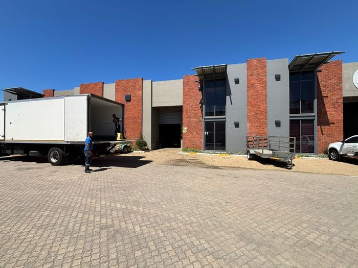 To Rent: 302m² Industrial space in Stikland Industrial with secure access and office area.