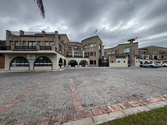 Prime Tyger Valley office to rent, 270sqm with reception, private offices, kitchenette.