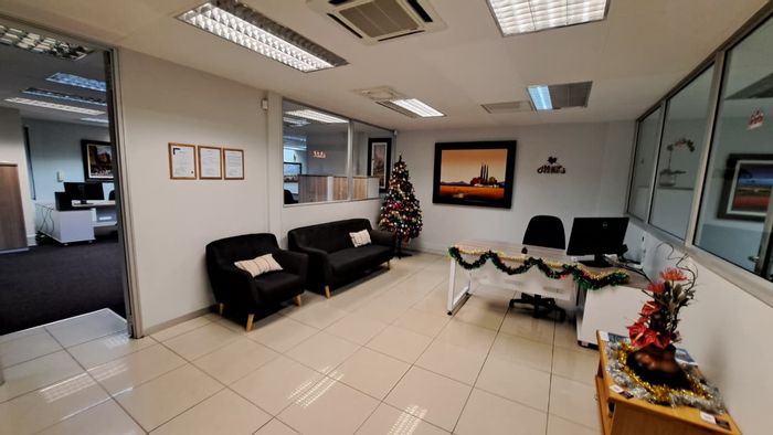 189 m² Office Space To Rent in Empangeni Central with parking and boardroom access.