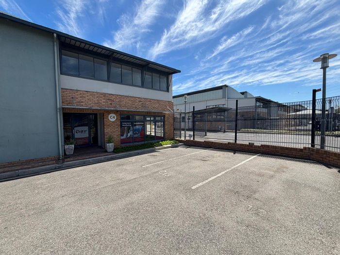 Industrial warehouse to rent in Airport Industria with office space and security features.