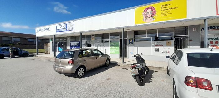 Retail space to rent in Cotswold, 52sqm with kitchenette and parking.