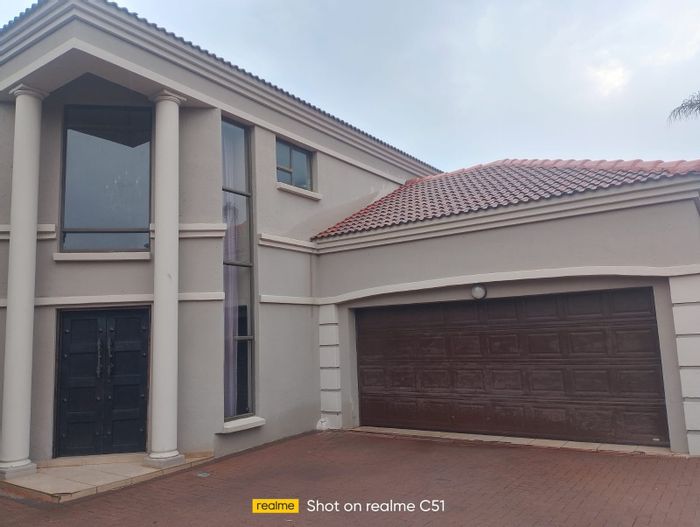 For Sale: House in Kenleaf with study, braai area, and double garage.