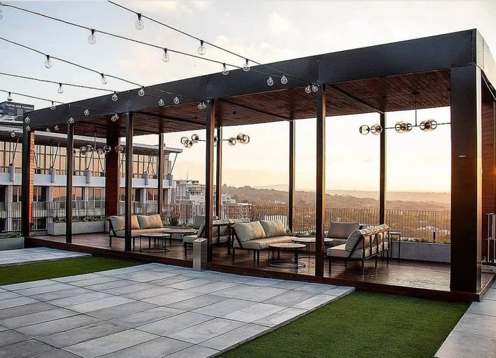 Spacious 1-Bed Apartment in Sandown with Rooftop Pool and 24-Hour Security - To Rent