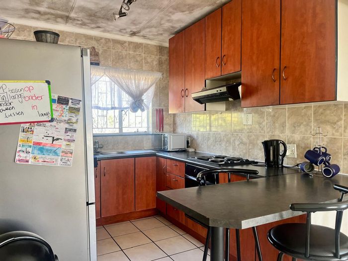 Casseldale Apartment For Sale: 1 Bed, 1 Bath, Kitchen, Covered Parking.