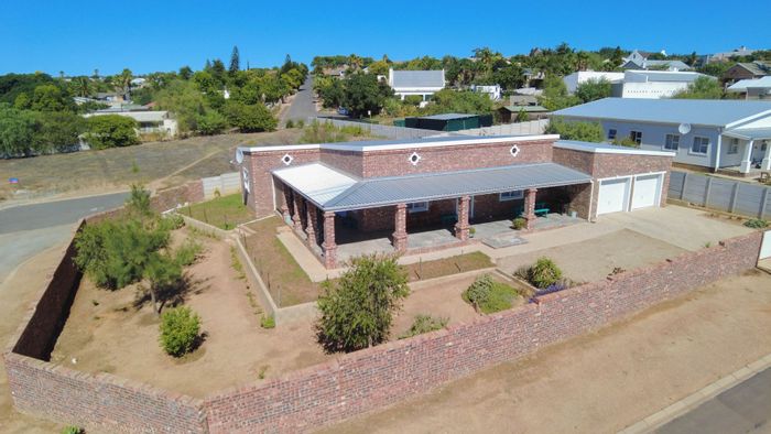 For Sale: House in Moorreesburg Central with 3 bedrooms, outdoor braai, and double garage.